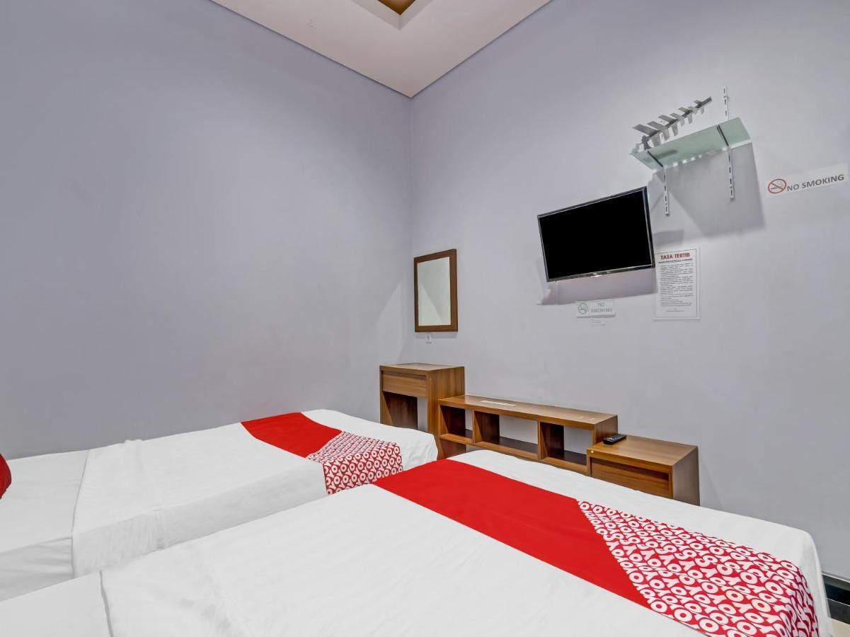 Oyo 90553 Arteri Guest House Semarang Exterior foto