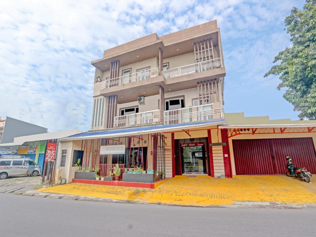 Oyo 90553 Arteri Guest House Semarang Exterior foto