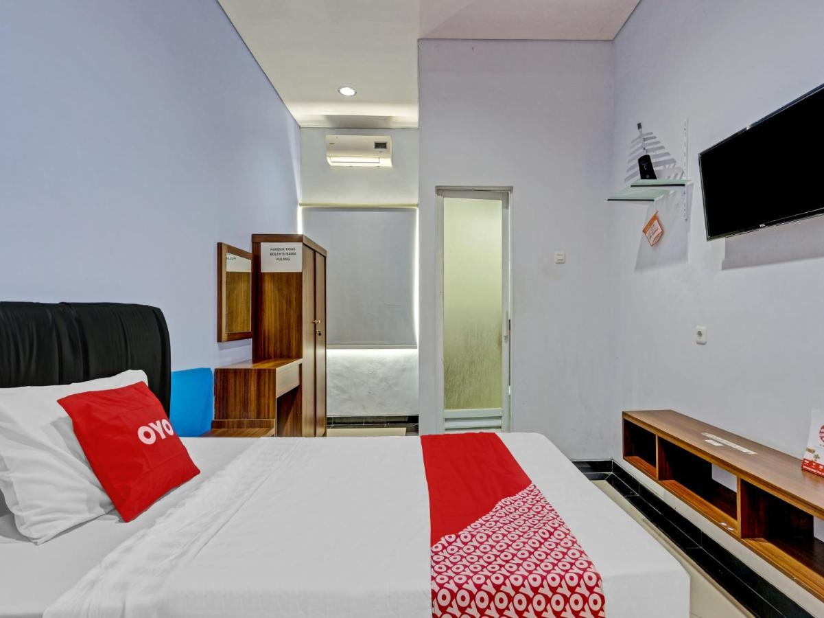Oyo 90553 Arteri Guest House Semarang Exterior foto