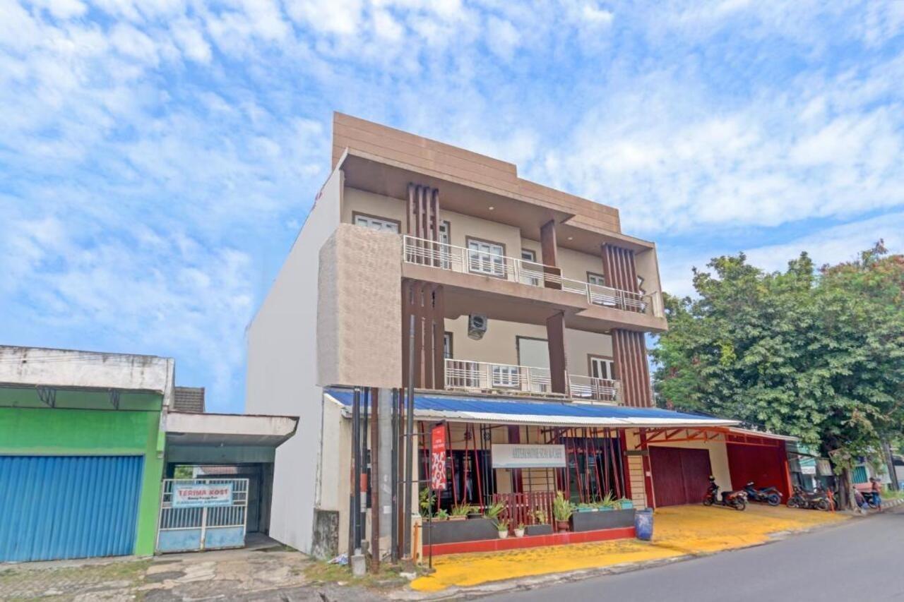 Oyo 90553 Arteri Guest House Semarang Exterior foto